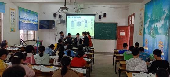 “三尺講臺齊斗艷，教學比武促提拔”