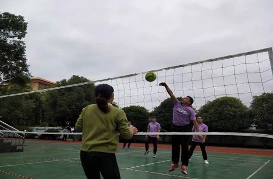 我校在金稱市鎮(zhèn)第二屆氣排球比賽中