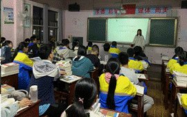 洞口花古中學(xué)組織開(kāi)展 “五項(xiàng)管理”與“雙減”主題班會(huì)運(yùn)動(dòng)