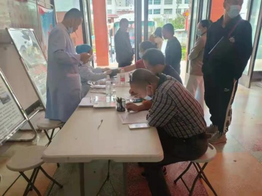 洞口縣山門鎮(zhèn)橫溪中學(xué)開展“獻(xiàn)血獻(xiàn)愛心”無償獻(xiàn)血運動