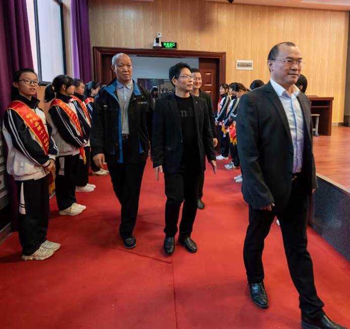 “粵湘兩地 獅愛相連”！深圳獅子會(huì)紅荔服務(wù)隊(duì)在邵陽(yáng)縣第十一初級(jí)中學(xué)舉行“書寶獎(jiǎng)”助學(xué)金頒獎(jiǎng)及護(hù)眼燈捐贈(zèng)儀式！