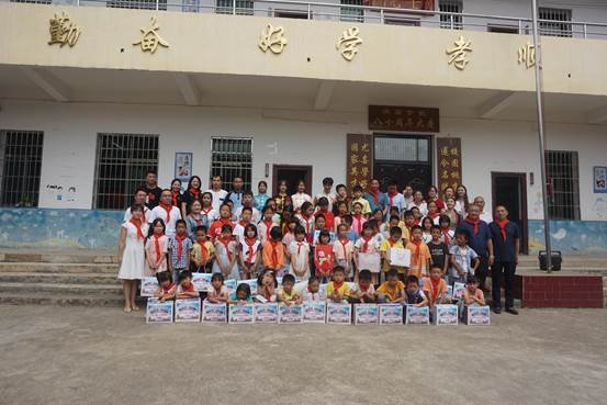 記邵陽(yáng)市大祥一中與諸甲亭鄉(xiāng)洪廟小學(xué)“城鄉(xiāng)手拉手，共鑄中國(guó)夢(mèng)”運(yùn)動(dòng)