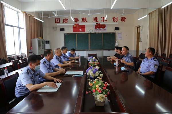 洞口縣人民當局副縣長、縣公安局局長蒙華寧一行來思源黌舍調研