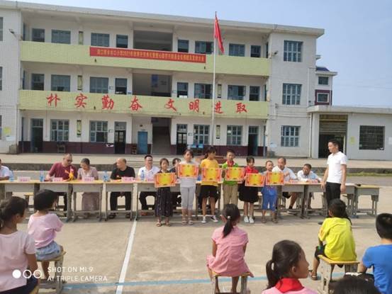 新寧這個(gè)黌舍的校友誼系母校，良好門生教師獲獎(jiǎng)了