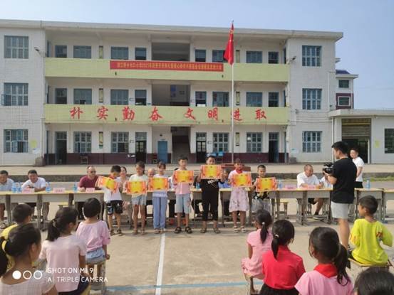 新寧這個(gè)黌舍的校友誼系母校，良好門生教師獲獎(jiǎng)了