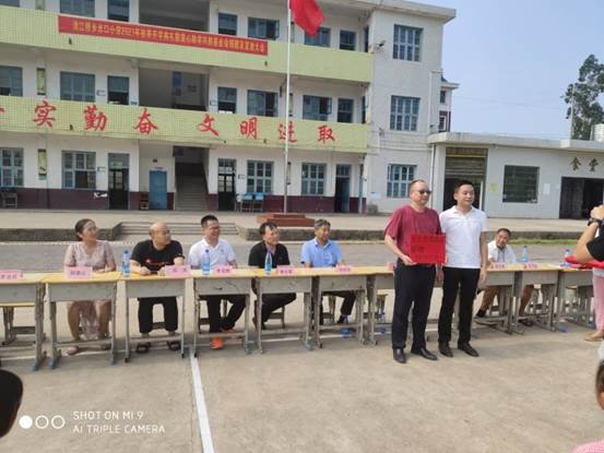 新寧這個(gè)黌舍的校友誼系母校，良好門生教師獲獎(jiǎng)了