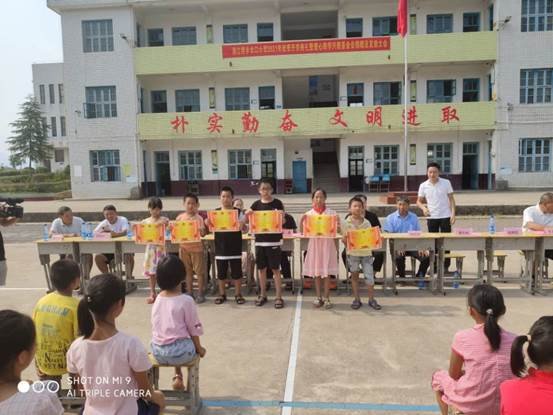 新寧這個(gè)黌舍的校友誼系母校，良好門生教師獲獎(jiǎng)了