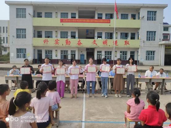 新寧這個(gè)黌舍的校友誼系母校，良好門生教師獲獎(jiǎng)了