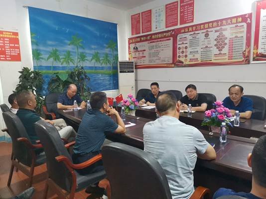 洞口縣教育局新上任的黨委副書記、副局長黃長軍主持全盤工作來高沙鎮(zhèn)中學(xué)調(diào)研工作