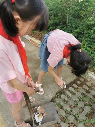 新寧縣白沙鎮(zhèn)中間小學(xué)少先隊開展“清潔家園，美化環(huán)境”運動