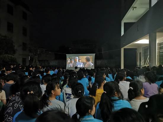 洞口縣管竹中學(xué)組織全體師生觀看愛國(guó)影片