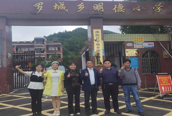 五月乘風(fēng)山林中，校級互促意正濃