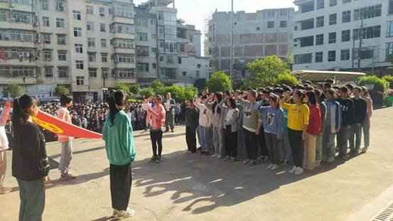 邵陽縣白倉鎮(zhèn)中學舉行新團員入團宣誓儀式