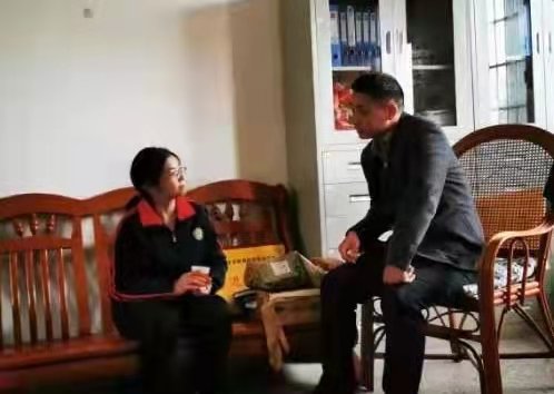 黨員送溫暖 學(xué)子圓心愿