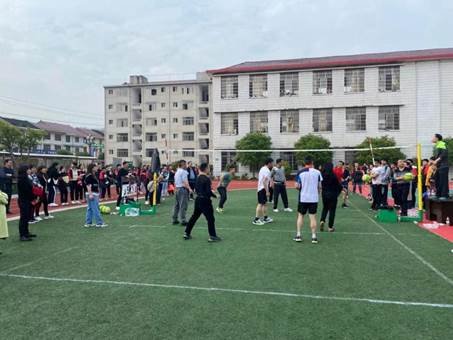 新邵縣嚴塘中學舉行教師氣排球比賽