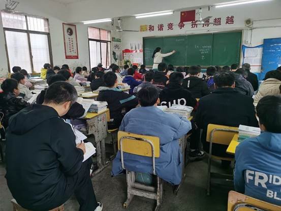 青年教師展風采，教學比武促提拔