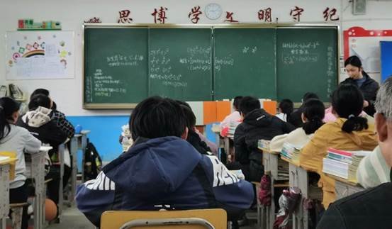 青年教師展風采，教學比武促提拔