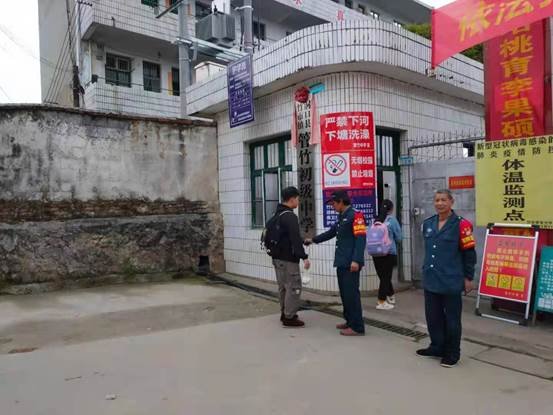 洞口縣管竹中學常態(tài)化開展校園違禁品排查工作