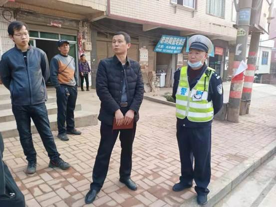 邵陽縣下花橋鎮(zhèn)中間完小開展黌舍周邊交通安全專項整治運動