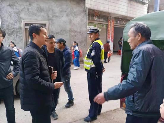 邵陽縣下花橋鎮(zhèn)中間完小開展黌舍周邊交通安全專項整治運動