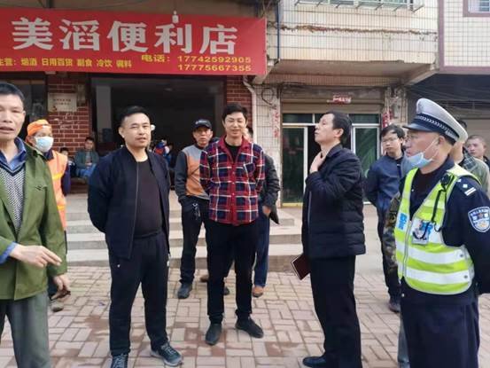 邵陽縣下花橋鎮(zhèn)中間完小開展黌舍周邊交通安全專項整治運動