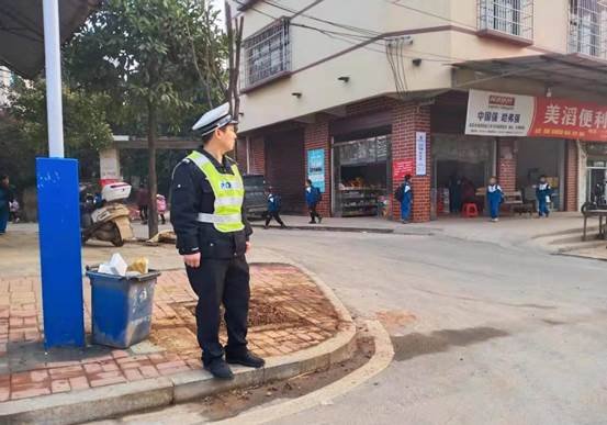 邵陽縣下花橋鎮(zhèn)中間完小開展黌舍周邊交通安全專項整治運動