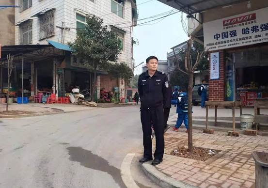 邵陽縣下花橋鎮(zhèn)中間完小開展黌舍周邊交通安全專項整治運動