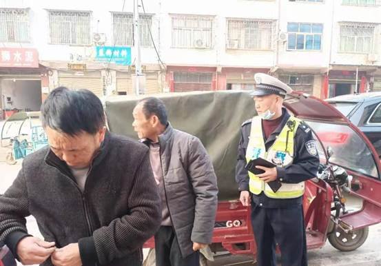 邵陽縣下花橋鎮(zhèn)中間完小開展黌舍周邊交通安全專項整治運動