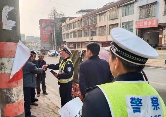 邵陽縣下花橋鎮(zhèn)中間完小開展黌舍周邊交通安全專項整治運動