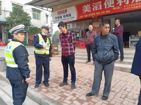 邵陽縣下花橋鎮(zhèn)中間完小開展黌舍周邊交通安全專項整治運動