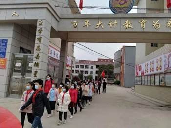 邵陽(yáng)縣白倉(cāng)鎮(zhèn)中間完小“學(xué)雷鋒、愛心傳遞敬老院”運(yùn)動(dòng)