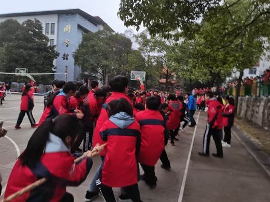 洞口四中舉行高一高二拔河比賽