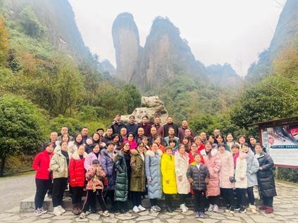 新邵縣嚴塘中學工會組織教職工登山親近天然運動