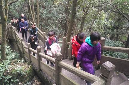 新邵縣嚴塘中學工會組織教職工登山親近天然運動