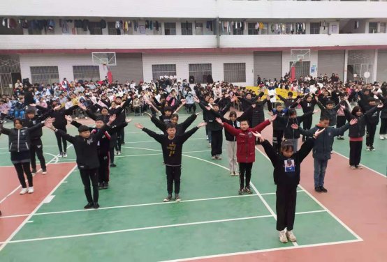 邵陽縣白倉鎮(zhèn)中學舉行冬季活動會