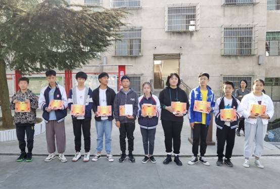 長(zhǎng)陽(yáng)鋪鎮(zhèn)梽木山中學(xué)期中總結(jié)贊譽(yù)會(huì)圓滿結(jié)束