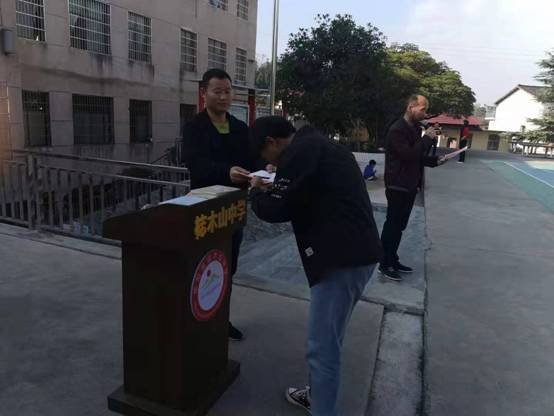 長(zhǎng)陽(yáng)鋪鎮(zhèn)梽木山中學(xué)期中總結(jié)贊譽(yù)會(huì)圓滿結(jié)束