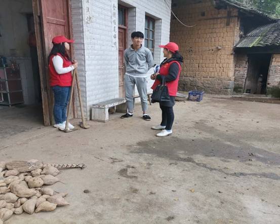 入戶走訪貧困戶  教育扶貧暖人心