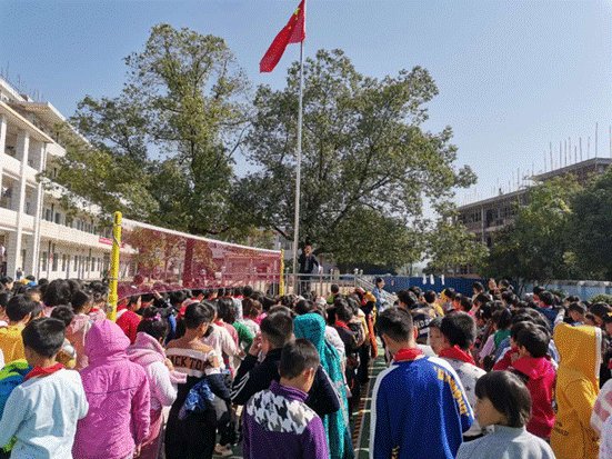 邵陽縣金稱市鎮(zhèn)中間完小舉行禁毒宣誓簽名儀式