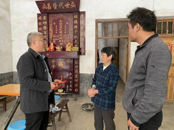 重陽(yáng)送關(guān)愛(ài) 情暖斜陽(yáng)紅