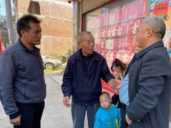 重陽(yáng)送關(guān)愛(ài) 情暖斜陽(yáng)紅