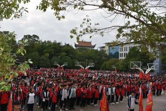 洞口四中開展“光盤舉措”和“禁毒教育”師生簽名運(yùn)動(dòng)