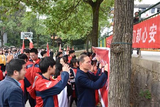 洞口四中開展“光盤舉措”和“禁毒教育”師生簽名運(yùn)動(dòng)