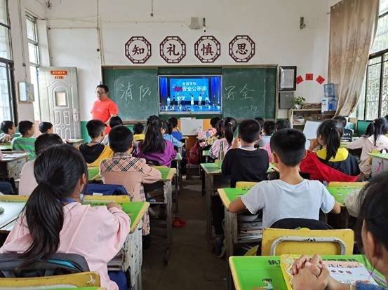 下花橋鎮(zhèn)中間完小開展消防安全教育主題班會