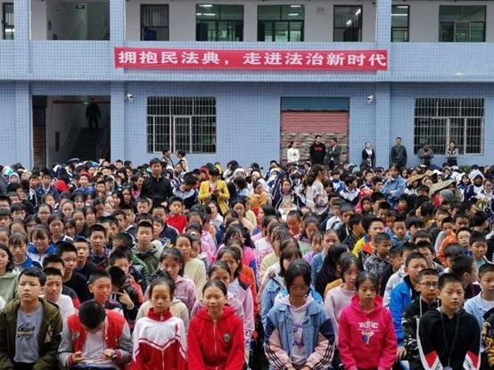 洞口縣高沙鎮(zhèn)中學(xué)召開法治宣傳教育周運(yùn)動(dòng)動(dòng)員大會(huì)