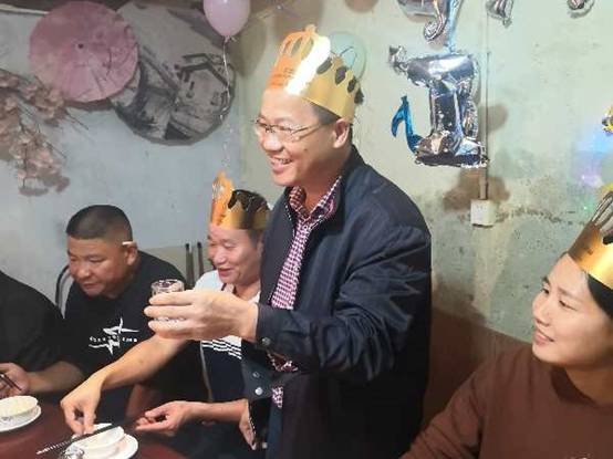 教師集體生日會(huì)  濃濃溫情暖人心