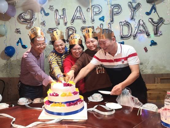 教師集體生日會(huì)  濃濃溫情暖人心