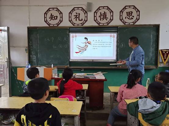 邵陽(yáng)縣下花橋鎮(zhèn)中間完小開(kāi)展我們的節(jié)日“雙節(jié)同慶 家國(guó)團(tuán)聚”愛(ài)國(guó)教育主題班會(huì)