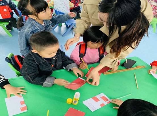 邵陽縣白倉鎮(zhèn)中間幼兒園開展慶“雙節(jié)”運動
