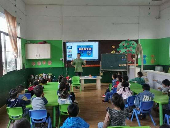 邵陽縣白倉鎮(zhèn)中間幼兒園開展慶“雙節(jié)”運動